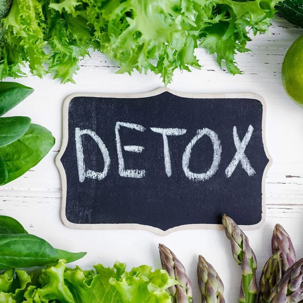 మీరు ఎన్ని డీటాక్సిఫికేషన్ చికిత్సలు తీసుకున్నా, మీ జీవనశైలి సరిగా లేకపోతే వాటి వల్ల పూర్తి ప్రయోజనం ఉండదు. కాబట్టి, ఆరోగ్యకరమైన ఆహారం, సరైన వ్యాయామం, ధూమపానం, మద్యపానానికి దూరంగా ఉండటం వంటి మంచి జీవనశైలిని అలవర్చుకుంటూ, అవసరమైతే పంచకర్మ వంటి డీటాక్సిఫికేషన్ చికిత్సలను తీసుకోవడం ద్వారా మీ శరీరాన్ని ఆరోగ్యంగా ఉంచుకోవచ్చు. మీ శరీరంలో సహజంగా జరిగే డీటాక్స్ ప్రక్రియకు ఆటంకం కలిగించే వాటిని నివారించి, మీ ఆరోగ్యాన్ని మెరుగుపరచుకోండి.