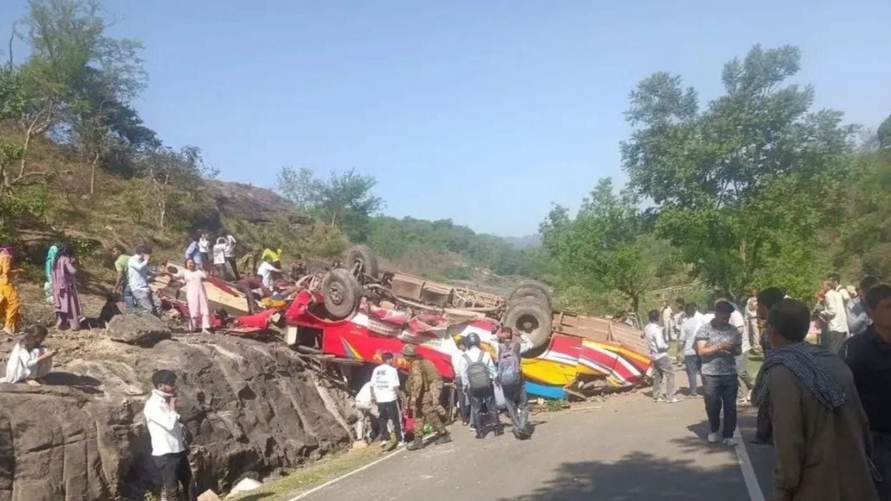 Bus Accident :100 అడుగుల లోయలో పడిన ఆర్టీసీ బస్సు.. స్పాట్‌లోనే 15 మంది మృతి