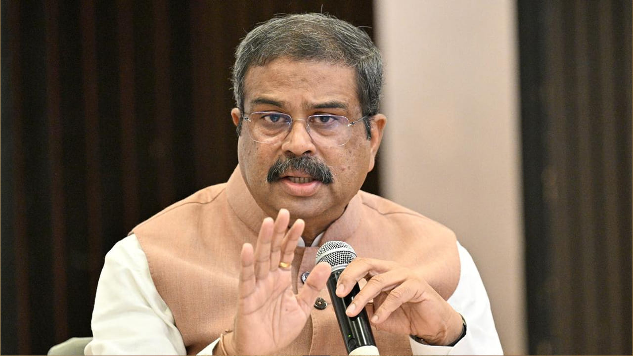 Dharmendra Pradhan: “అవినీతి వ్యతిరేకంగా బెంగాల్‌లో ప్రజల యుద్ధం ప్రారంభించారు”