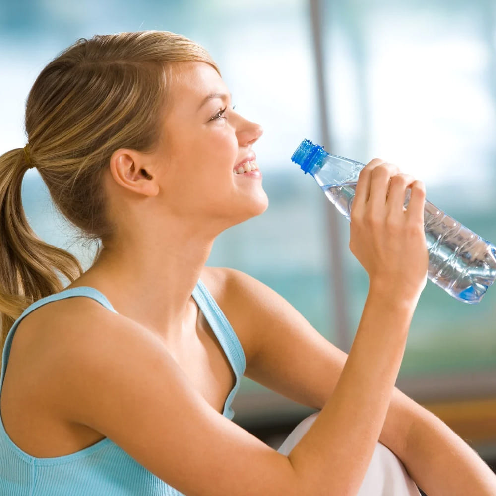 నీటి చికిత్స: నీటిని సరైన పద్ధతిలో, సరైన సమయంలో తాగడం షుగర్ నియంత్రణలో కీలక పాత్ర పోషిస్తుంది. ఉదయం నిద్రలేవగానే: రెండు గ్లాసుల నీళ్లు , ఒక గంట తర్వాత: మళ్ళీ రెండు గ్లాసుల నీళ్లు, భోజనానికి అరగంట ముందు: రెండు గ్లాసుల నీళ్లు, భోజనం తర్వాత ఒకటిన్నర గంట విరామం తీసుకుని: సాయంత్రం వరకు ప్రతి గంటకు ఒక గ్లాసు నీళ్లు, సాయంత్రం 5:30 గంటలకు: మరొకసారి రెండు గ్లాసుల నీళ్లు. ఈ పద్ధతిలో నీళ్లు తాగడం ద్వారా షుగర్ స్థాయిలను సమర్థవంతంగా నియంత్రించవచ్చని ప్రణాళిక సూచిస్తుంది.
