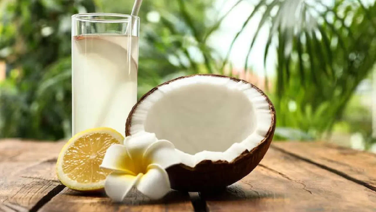 ఈ వేసవిలో శీతల పానీయాలు లేదా ప్యాక్ చేసిన పండ్ల రసాలకు దూరంగా ఉండటం మంచిది. బదులుగా దాహాన్ని తీర్చుకోవడానికి కొబ్బరి నీళ్లు, నిమ్మరసం (పంచదార లేకుండా) తాగొచ్చు. తాజా పెరుగుతో చేసిన రైతా కూడా తీసుకోవచ్చు. ఇది మీ జీర్ణక్రియను మెరుగుపరచడానికి, శరీరాన్ని చల్లగా ఉంచడానికి సహాయపడతాయి.