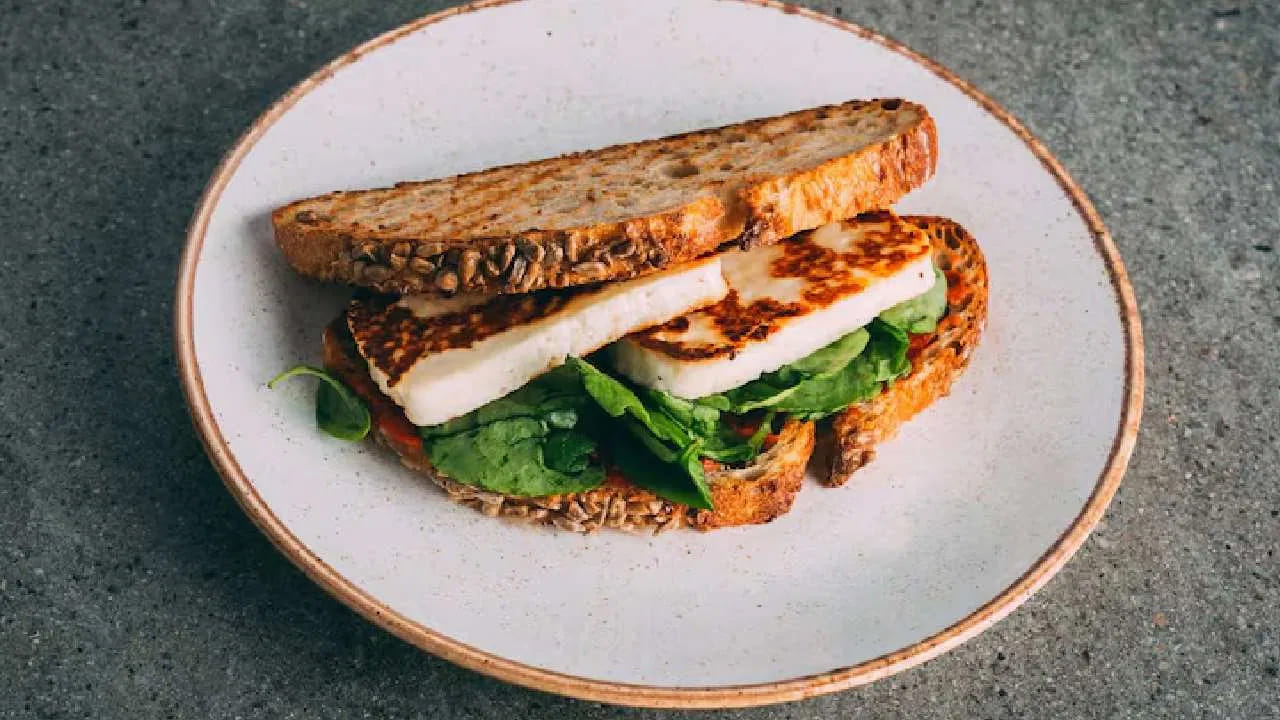 అయితే ఈ కింది రుచికరమైన ఆహారాలు కడుపు నిండా తినడం వల్ల కూడా రక్తంలో షుగర్‌ లెవల్స్‌ అదుపులో ఉంచుకోవచ్చు. ఉదయం అల్పాహారంగా ఓట్స్, బ్రౌన్ బ్రెడ్‌తో చేసిన శాండ్‌విచ్ తినడం పూర్తిగా సురక్షితం. ఇది కడుపును ఎక్కువ సేపు నిండుగా ఉంచుతుంది. రక్తంలో చక్కెర స్థాయిలు అకస్మాత్తుగా పెరగడానికి కారణం కాదు.