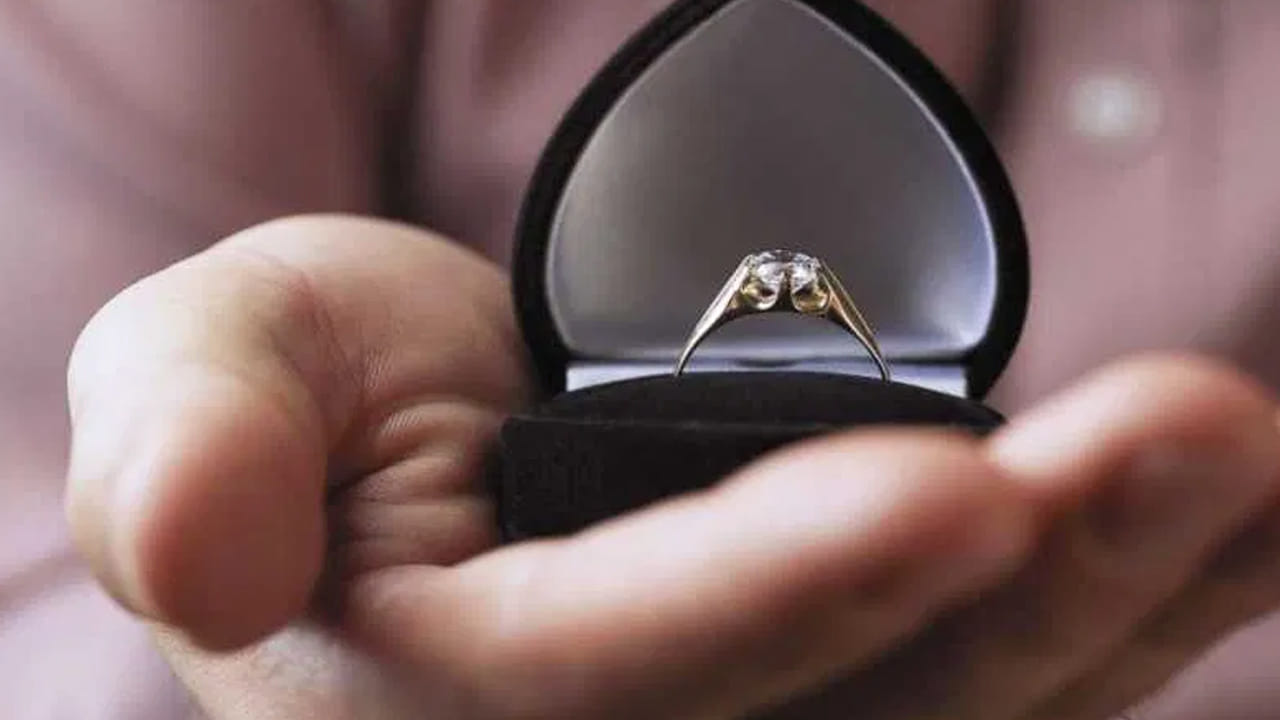 జ్యోతిష్యుల ప్రకారం, వజ్రం ధరిస్తే వ్యక్తి అంతర్గత శక్తి మెరుగుపడుతుంది. అయితే దీనిని ధరించే ముందు సరైన జ్యోతిష్య సలహా తీసుకోవడం అవసరం, ఎందుకంటే ఇది ప్రతి ఒక్కరికీ అనుకూలం కాకపోవచ్చు.

(Disclaimer: ఈ వార్తలోని సమాచారం జ్యోతిష్య, రత్న శాస్త్రం, మత విశ్వాసాలపై ఆధారపడి ఉంది. పాఠకుల ఆసక్తి మేరకు అందించడం జరిగింది. దీనిని టీవీ9 తెలుగు ధృవీకరించదు.)