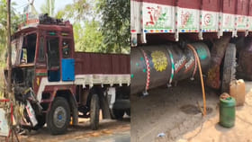 ఛీ.. మీరేం మనుషులురా.. ఓ వైపు మృతదేహాలు.. మరోవైపు వీళ్లు..