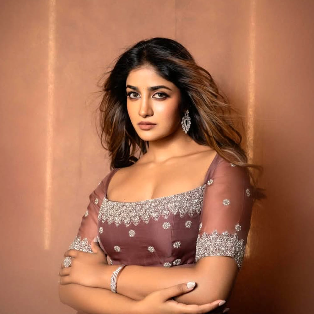 అలాగే స్పెషల్ సాంగ్ కూడా చేసింది.. అయినా స్టార్ డమ్ అందుకోలేకపోయింది. హాట్ బ్యూటీ డింపుల్ హయాతి 2017లో ‘గల్ఫ్’ సినిమాతో సినీరంగంలోకి వచ్చింది. ఆతర్వాత  2019లో యురేక సినిమాలో నటించింది. అయినా కూడా గుర్తింపు రాలేదు.