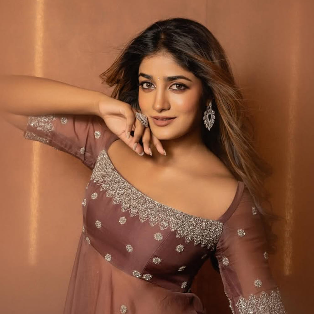 బోగి అనే టైటిల్ తో తెరకెక్కుతున్న సినిమాలో డింపుల్ హీరోయిన్ గా ఎంపికైంది. మొన్నామధ్య ఈ సినిమా నుంచి గ్లింప్స్ విడుదల చేశారు. ఈ సినిమా పై డింపుల్ ఆశలు పెట్టుకుంది. ఈ సినిమాతో ఈ ముద్దుగుమ్మ మంచి విజయాన్ని అందుకోవాలని అభిమానులు ఆశిస్తున్నారు.  