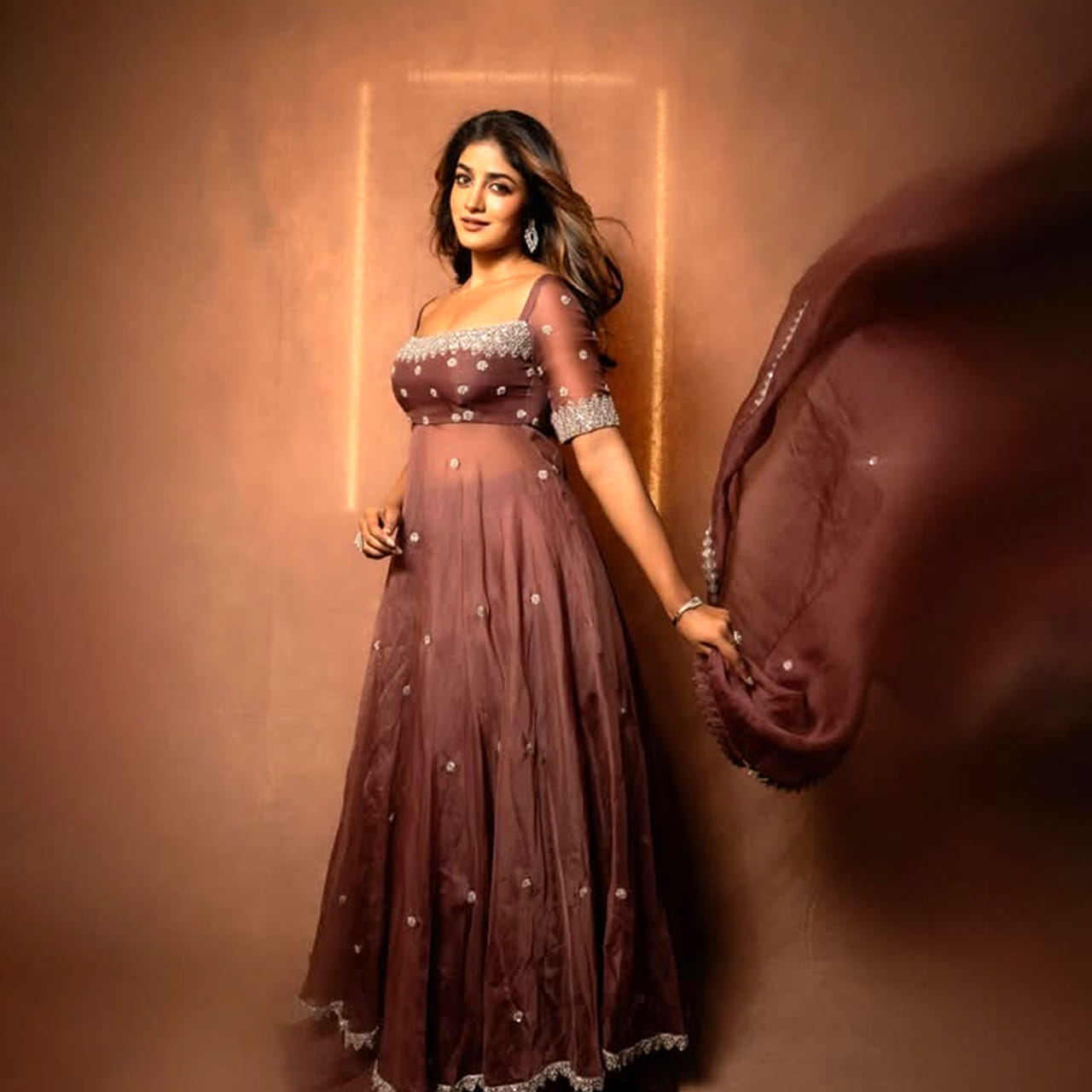 డింపుల్ హయాతి.. ఈ గ్లామర్ బ్యూటీ తన వయ్యారంతో ఎంతో మంది అభిమానులను సొంతం చేసుకుంది. ఇక తెలుగు, తమిళ్, హిందీ భాషల్లోనూ సినిమాలు చేసింది. కానీ అంతగా సక్సెస్ అందుకోలేకపోయింది. హీరోయిన్ గానే కాదు.. గెస్ట్ రోల్స్ చేసింది.