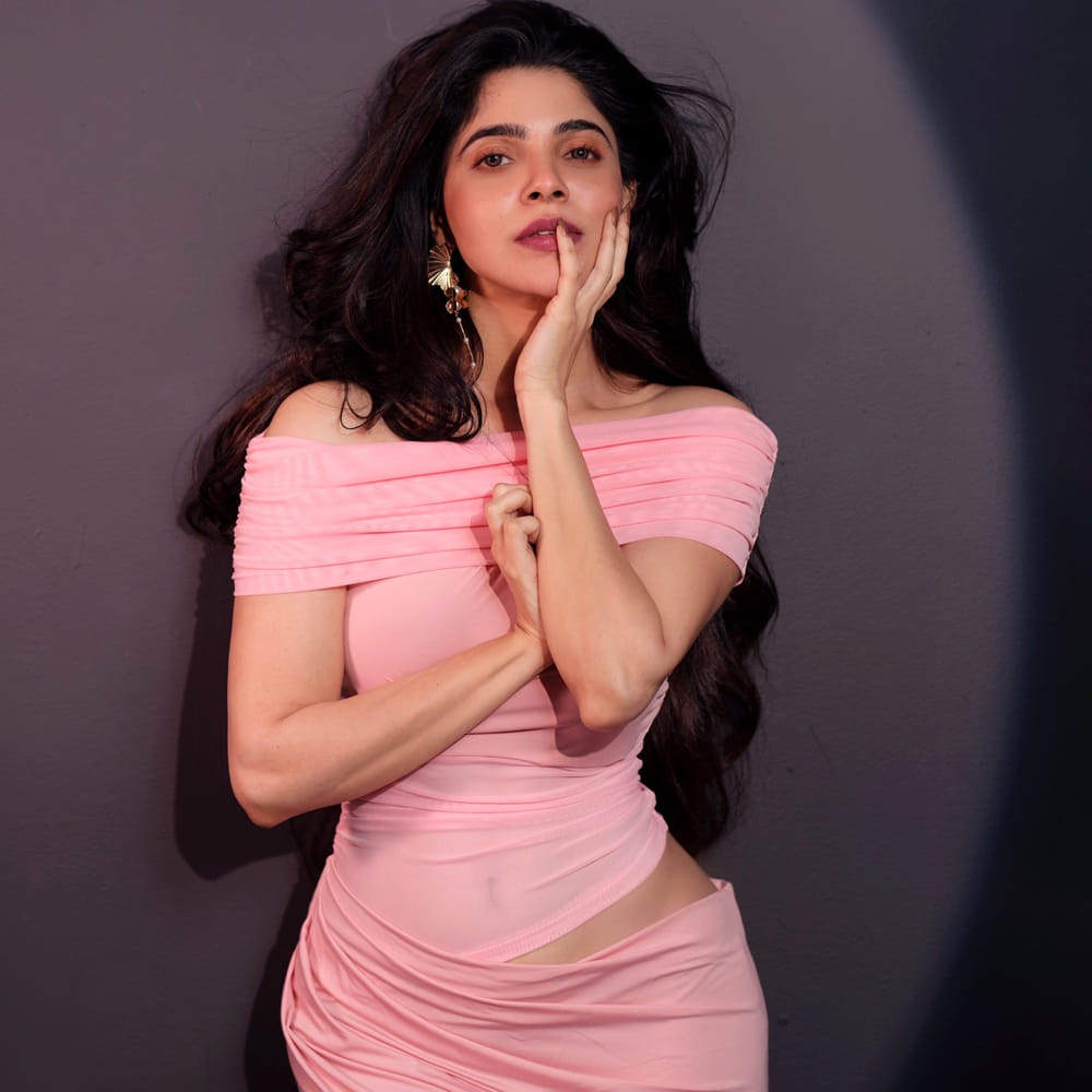 సుడిగాలి సుధీర్‌తో కలిసి G.O.A.T. చిత్రీకరణ అనుభవాన్ని పంచుకుంటూ, సినిమా మొత్తం చాలా సరదాగా ఉంటుందని తెలిపింది. అప్పట్లో తనకు తెలుగు అంతగా తెలియదని, కానీ సెట్‌లో అందరూ సరదాగా, స్నేహపూర్వకంగా ఉండేవారని, కొత్త పరిశ్రమ అనే భావన ఎప్పుడూ కలగలేదని చెప్పుకొచ్చింది. షూటింగ్ ఎక్కువగా హైదరాబాద్‌లో, కొన్ని సన్నివేశాలు గ్రామీణ ప్రాంతంలో జరిగాయని, ప్రాంతీయ ఆహార పదార్థాల కారం తనకు ఆశ్చర్యం కలిగించినప్పటికీ, విభిన్న సంస్కృతి, ఆహారం, వస్త్రధారణను ప్రయత్నించడం ఆనందంగా ఉందని తెలిపింది.