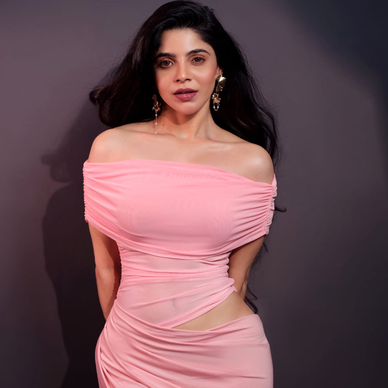 ఒకే ఒక్క సినిమాతో పాపులర్ అయ్యింది హాట్ బ్యూటీ దివ్య భారతి, బ్యాచిలర్ సినిమాతో హీరోయిన్ గా పరిచయమైన ఈ అమ్మడు చేసింది రెండే రెండు సినిమాలు.. కానీ విపరీతమైన క్రేజ్ తెచ్చుకుంది. కాగా ఈ అమ్మడు ఓ ఇంటర్వ్యూలో తెలుగు సినీ పరిశ్రమ, ప్రేక్షకులు అలాగే తన వ్యక్తిగత అనుభవాలపై పలు ఆసక్తికర విషయాలను పంచుకుంది. తాను ఏమనుకున్నానో పరిశ్రమ, ప్రజల నుంచి అదే ఆదరణ లభించిందని, ఎటువంటి తేడా లేదని దివ్య భారతి తెలిపింది