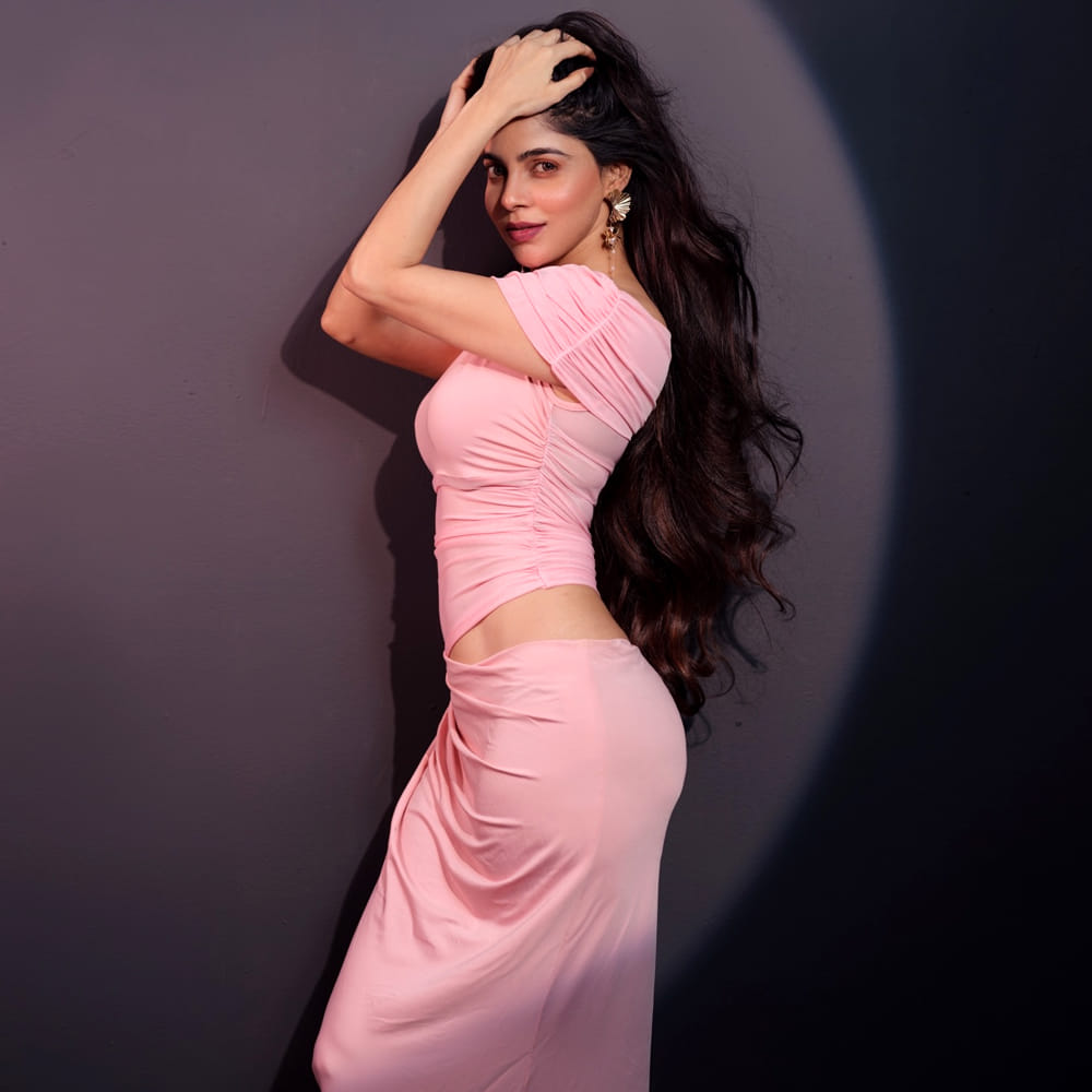 పాత్రల ఎంపికపై మాట్లాడుతూ.. భావోద్వేగ సన్నివేశాలు తనకు చాలా ఇష్టమని, బోల్డ్ స్టైల్ కూడా తన స్వభావానికి సరిపోతుందని తెలిపింది. తనకు రొమాన్స్, కామెడీ ఎంతవరకు వస్తాయో తెలియదని, ప్రస్తుతం G.O.A.T.లో కామెడీని ప్రయత్నిస్తున్నానని తెలిపింది. భవిష్యత్తులో యాక్షన్ , బలమైన భావోద్వేగ పాత్రలు చేయాలని కోరుకుంటున్నా అని తెలిపింది. తన పేరు దివ్య భారతి వెనుక ఉన్న కథను వివరిస్తూ, తన తల్లి ప్రముఖ దివంగత నటి దివ్య భారతి పేరు మీద తనకు ఆ పేరు పెట్టారని, ఆమె ఎంత అందంగా ఉండేవారో తనకు తెలుసని చెప్పుకొచ్చింది. ఈ కామెంట్స్ ఇప్పుడు వైరల్ అవుతున్నాయి.