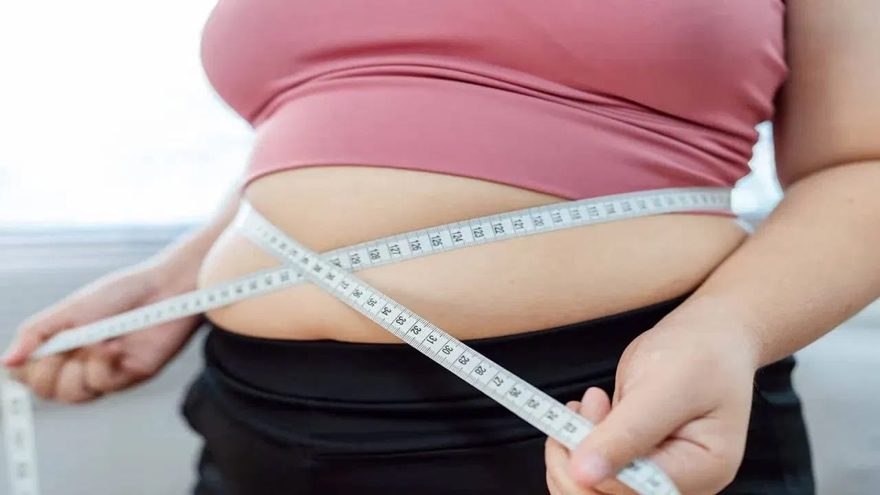 బరువు ఎందుకు పెరుగుతారు?: సాధారణంగా మన శరీరం తన ఉష్ణోగ్రతను స్థిరంగా ఉంచుకోవడానికి నిరంతరం కేలరీలను ఖర్చు చేస్తుంది. కానీ మనం ఎప్పుడూ ఏసీ గదుల్లోనే ఉండటం వల్ల.. శరీరం ఉష్ణోగ్రతను నియంత్రించడానికి కష్టపడాల్సిన అవసరం ఉండదు. దీనివల్ల మెటబాలిజం మందగించి.. శరీరంలో కొవ్వు పేరుకుపోతుంది. 
