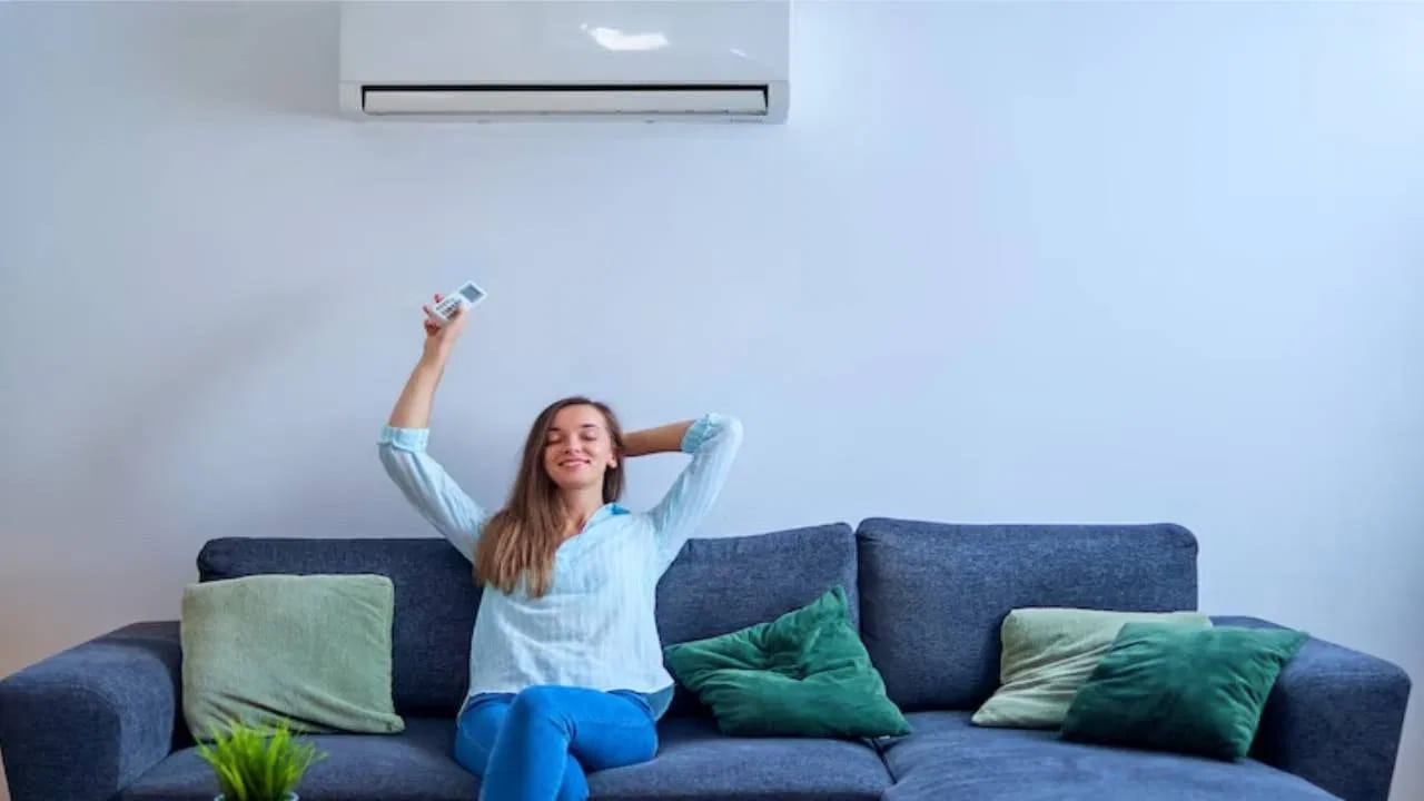 ఏసీ వాడకం తప్పనిసరి అయితే కొన్ని జాగ్రత్తలు పాటించాలని నిపుణులు సూచిస్తున్నారు. ఏసీని మరీ తక్కువలో కాకుండా 23 లేదా 24 డిగ్రీల వద్ద ఉంచడం సురక్షితం. డీహైడ్రేషన్ బారిన పడకుండా ఉండేందుకు ఏసీలో ఉన్నా కూడా పుష్కలంగా నీరు తాగాలి. ప్రతి గంటకు ఒకసారి ఏసీ గదిలో నుంచి బయటకు వచ్చి కాసేపు నడవడం వల్ల రక్త ప్రసరణ మెరుగుపడుతుంది.
