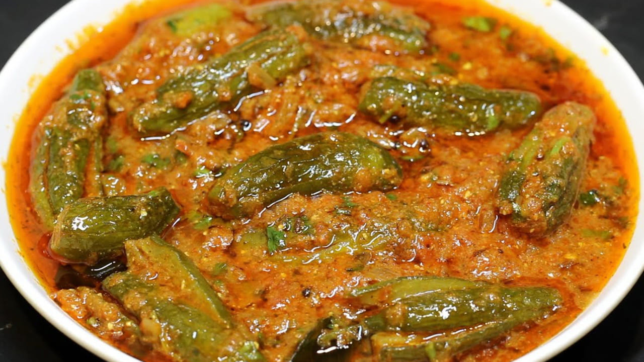 మష్రూమ్ దొండకాయను ఎలా వండాలంటే..  ముందుగా పుట్టగొడుగులను క్లీన్ చేసి ముక్కలుగా చేసుకోవాలి. ఆ తర్వాత దొండకాయలను కూడా నీళ్ళతో కడిగి ముక్కలుగా చేసుకోవాలి. 