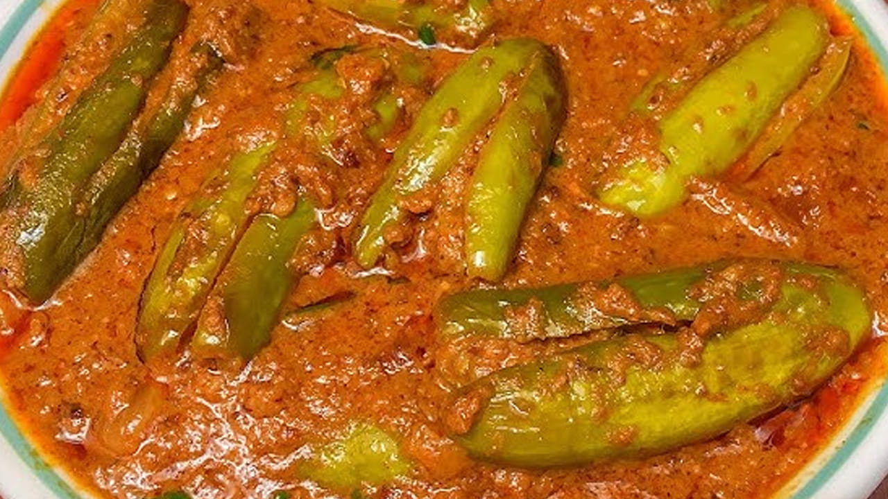 ఇక ఇప్పుడు పాన్‌లో కొద్దిగా నూనె  వేసి అది వేడయ్యాక, అర టేబుల్ స్పూన్ జీలకర్ర, ఒక కప్పు ఉల్లిపాయ ముక్కలు, పచ్చిమిర్చి ముక్కలు కూడా వేసి వాటిని బాగా వేయించాలి. 