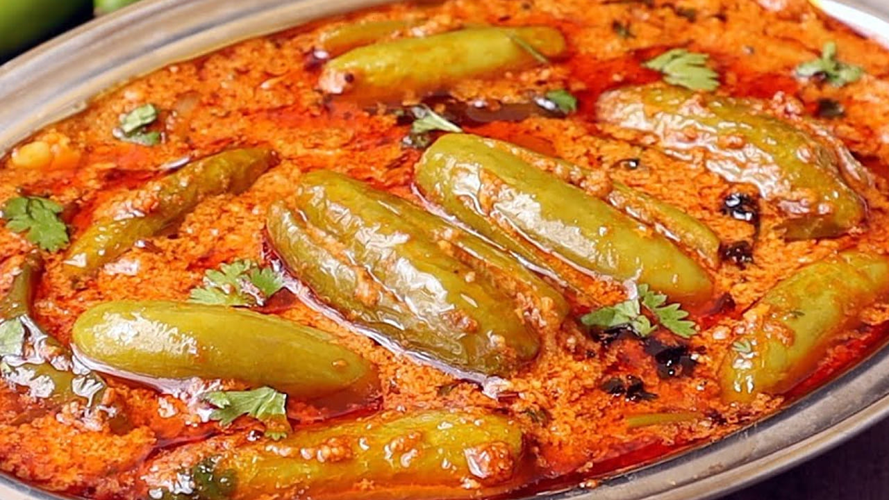  అల్లం వెల్లుల్లి పేస్ట్, ఒక కప్పు టొమాటో ముక్కలు, రుచికి తగినంత ఉప్పు, ఒక టేబుల్ స్పూన్ పసుపు, ఒక టేబుల్ స్పూన్ కారం, ఒక టీ  స్పూన్ ధనియాల పొడి వేసుకోవాలి. 
