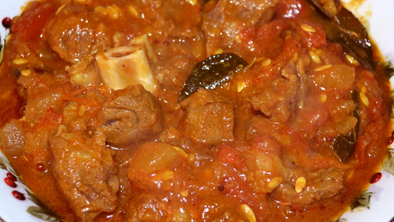 ఇక కొద్దీ సేపటి తర్వాత ఒక టేబుల్ స్పూన్ అల్లం-వెల్లుల్లి పేస్ట్ వేసి, ఇంకా ముందుగా కడిగి పెట్టుకున్న మటన్ ముక్కలను కూడా వేయాలి. 15 నిమిషాలు తర్వాత ఒక టేబుల్ స్పూన్ పసుపు, కొద్దిగా ఉప్పు వేసి ఉడికించుకోవాలి