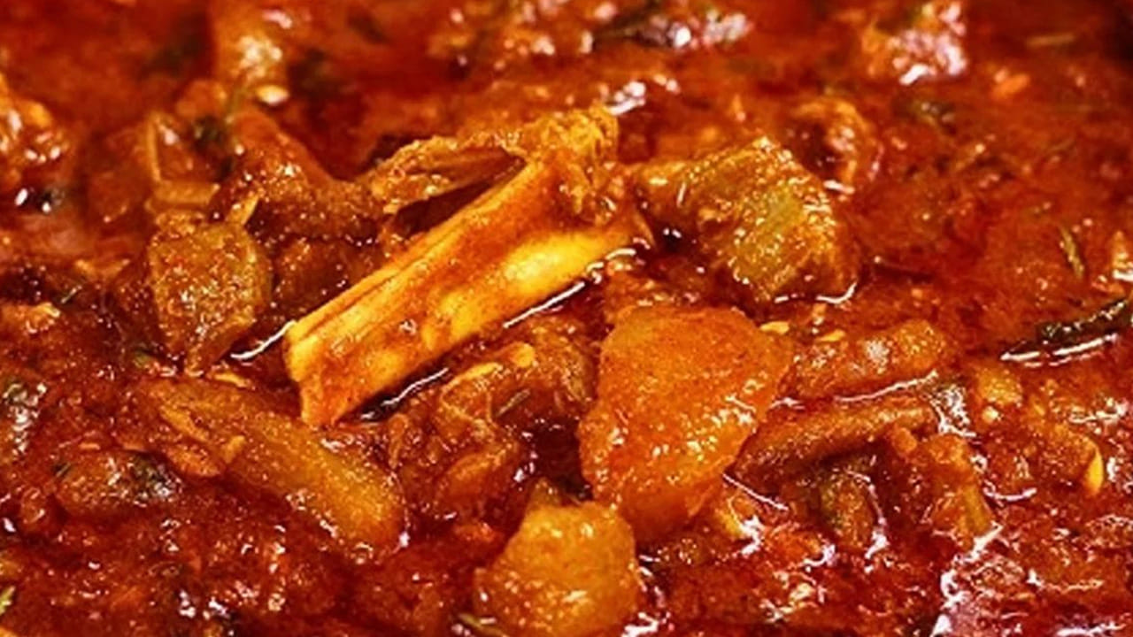 చివర్లో ఒక టేబుల్ స్పూన్స్ కారం, ఒక టేబుల్ స్పూన్ ధనియాల పొడులు వేసి బాగా కలుపుకోవాలి. ఇంకా గ్రేవీ కావాలనుకునే వారు రెండు గ్లాసుల నీళ్ళు పోసి 10 నిముషాలు పాటు పొయ్యి మీదే ఉంచి ఉడికించాలి. చివర్లో కొత్తిమీరను చల్లి కిందకు దించేసి వేడి వేడి అన్నంలో తినడమే.