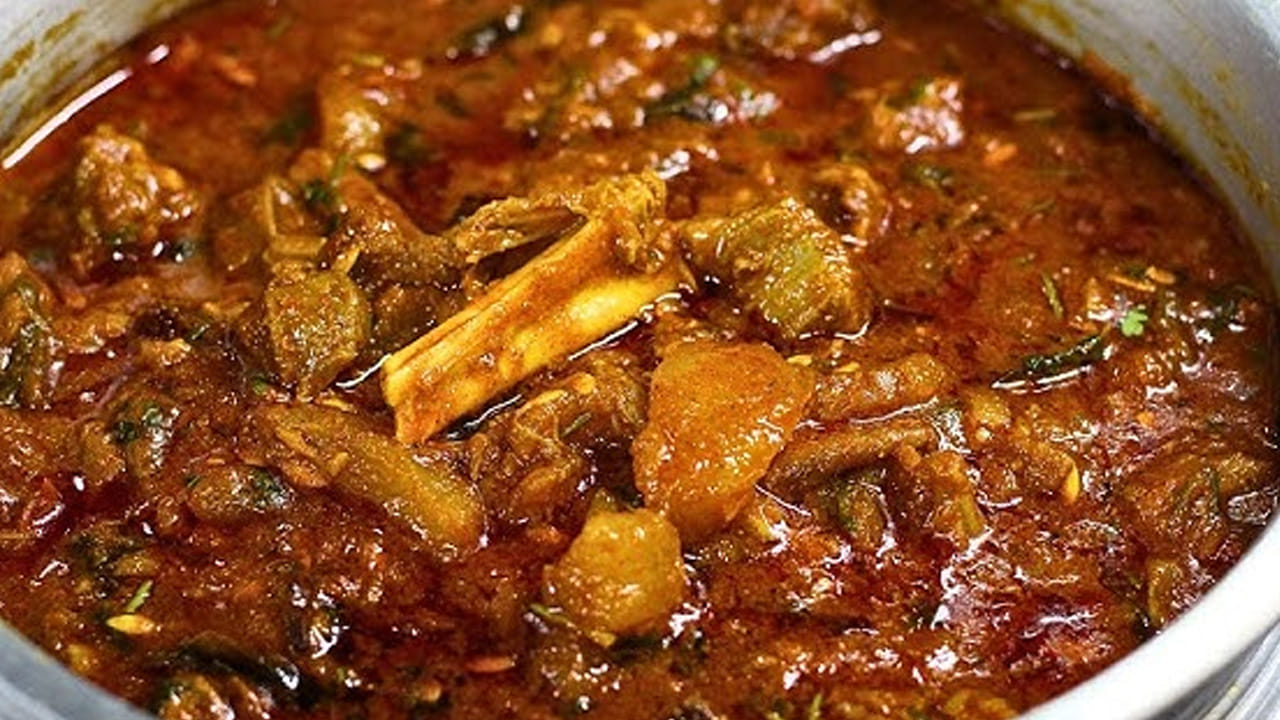 ముందుగా గ్యాస్ స్టవ్ వెలిగించి ఒక పాన్ పెట్టి దానిలో రెండు టేబుల్ స్పూన్స్ ఆయిల్ వేసి ఆ తర్వాత ఉల్లిపాయ ముక్కలు, పచ్చిమిర్చి వేసి బంగారు కలర్ వచ్చే వరకు స్టవ్ మీదే ఉంచి బాగా వేయించుకోవాలి.