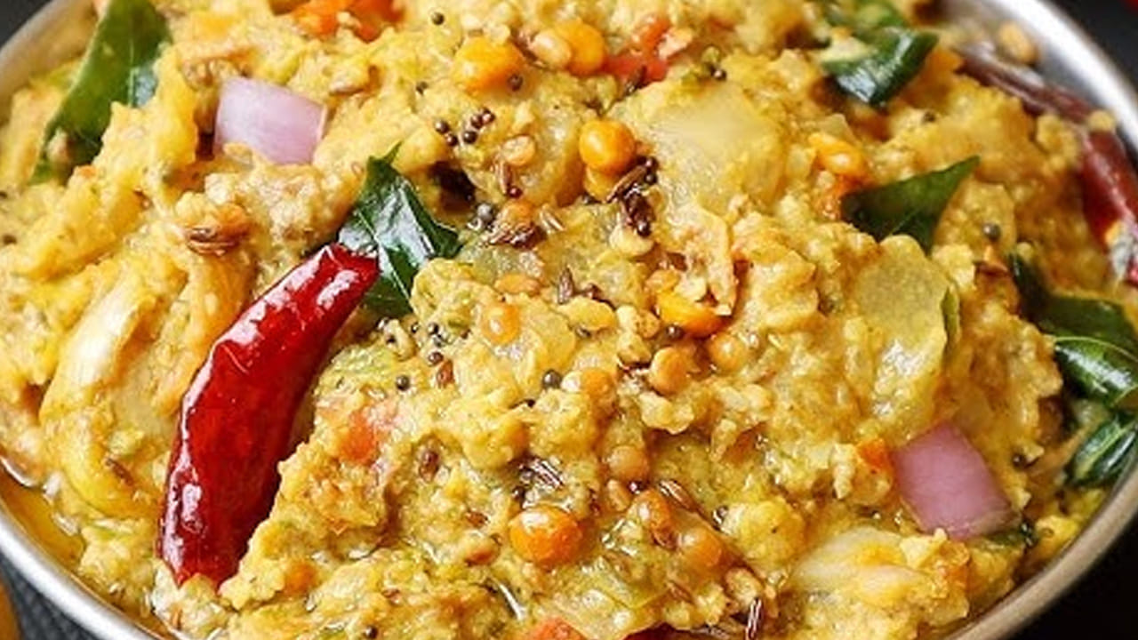 
దోసకాయ, పల్లీల పచ్చడి ఇంకా టేస్టీగా ఉండాలంటే దానిలో  ఒక టేబుల్ వెల్లుల్లి పేస్ట్ వేసుకుంటే మంచి రుచిని ఇస్తుంది.  చట్నీ  చిక్కగా రావాలంటే దానిలో  నీళ్లు పోస్తే సరిపోతుంది. ఇలా చేస్తే ఒక  ప్లేట్  దోసె, ఒక ఇడ్లీ తినే వాళ్ళు ఈజీగా ముందు  ప్లేట్స్  పక్కా లాగిస్తారు.