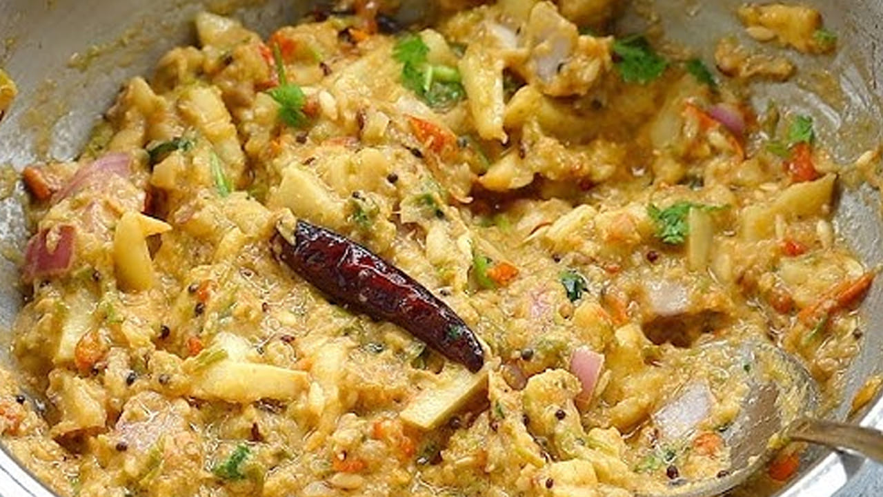 
ముందుగా స్టవ్ వెలిగించి దాని మీద పాన్ పెట్టి రెండు టేబుల్ స్పూన్స్ ఆయిల్ వేసి, అది వేడయ్యక  దానిలో పచ్చి మిర్చి, టమాటాలు వేసి బాగా వాటిని బాగా మగ్గించాలి. ఆ తర్వాత వీటిలో చింత పండును కూడా వేయాలి. ఈ మిశ్రమాన్ని ఒక గిన్నెలోకి తీసుకోవాలి. 