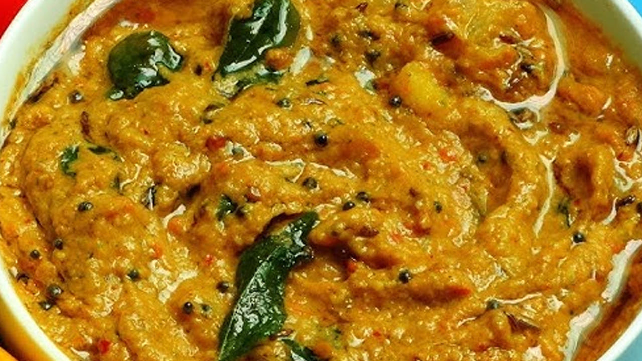 అయితే రోటిలో కానీ, మిక్సీలో ఈ పచ్చడిని  నూరుకోవాలి . వేయించిన పల్లీలు, పచ్చిమిర్చి, ఒక కప్పు టమాటా ముక్కలు, నాలుగు ఎండుమిర్చి, ఒక టేబుల్ స్పూన్ జీలకర్రను వేసి బాగా దంచుకోవాలి. ఆ తర్వాత దీనిలో  కొద్దిగా చింతపండు, రుచికి సరిపడా ఉప్పును కూడా వేసి దీనిని బాగా రుబ్బుకోవాలి. 