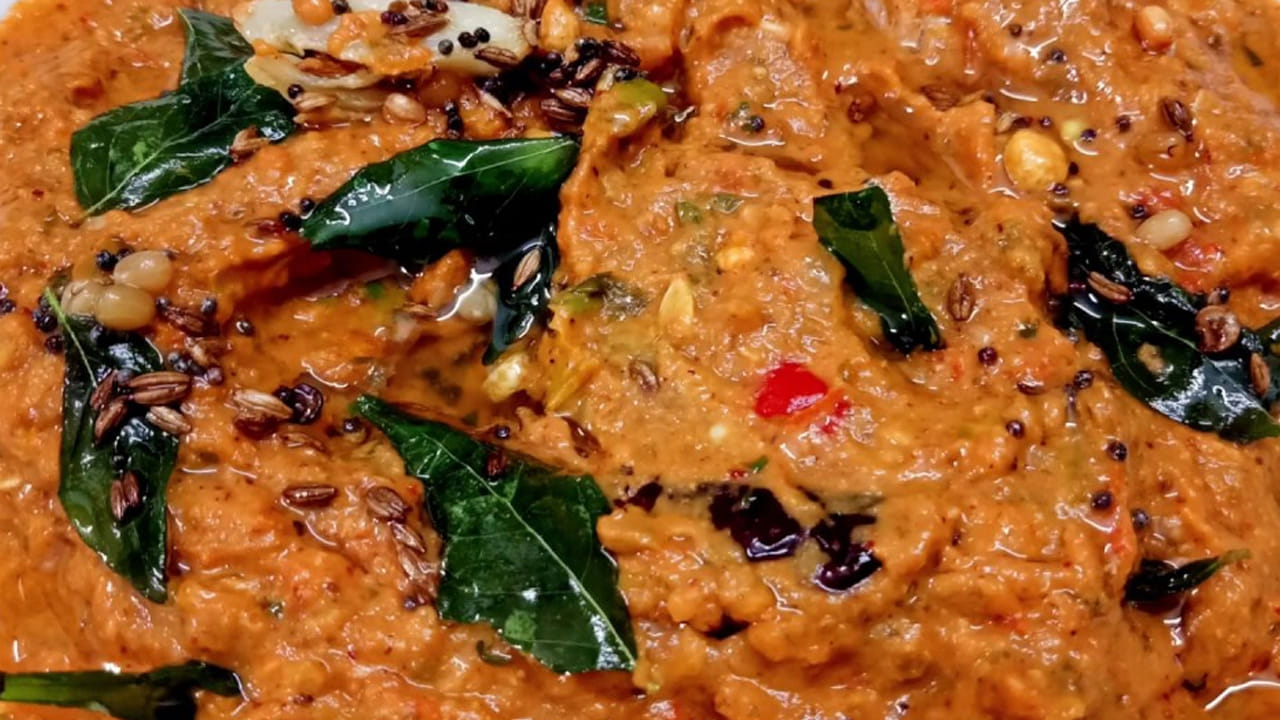 ఇక స్టవ్ వెలిగించి ఒక పాత్ర పెట్టి, అది వేడయ్యాక దానిలో అర టేబుల్ స్పూన్ ఆవాలు,  అర టీ స్పూన్ జీలకర్ర, నాలుగు కరివేపాకు ఆకులు , అర కప్పు ఎండు మిర్చిని కూడా వేసి వేయించాలి. ఈ పోపును తీసుకువెళ్లి  దోసకాయ పల్లీల  పచ్చడిలో అంతా మిక్స్ అయ్యేలా కలపాలి.
