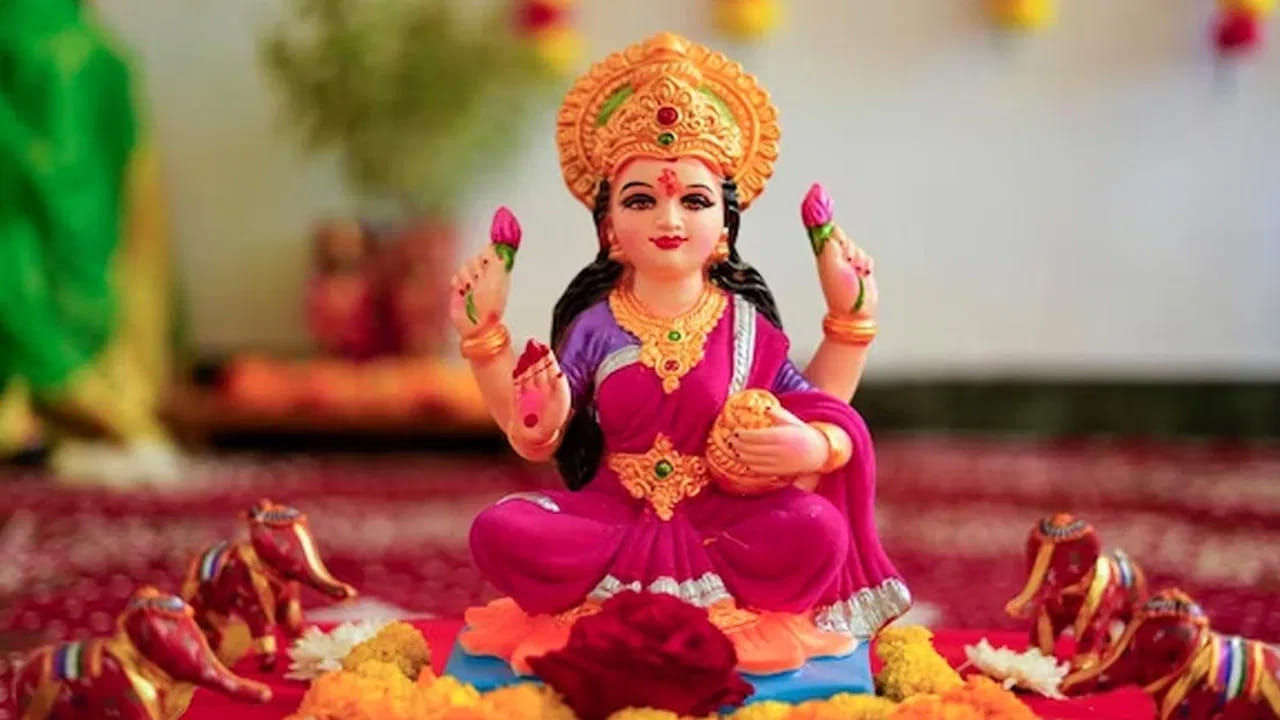 కలలు కనడం సహజం. ప్రతి ఒక్కరూ కలలు కంటారు. అయితే అక్షయ తృతీయ రోజు కొన్ని రకాల కలలు కనడం చాలా శుభప్రదం. కొన్ని రకాల కలలు రావడం వలన అవి అదృష్టాన్ని తీసుకొని రావడమే కాకుండా, జీవితంలో కొత్తదనానికి శ్రీకారం అంటున్నారు స్వప్న శాస్త్ర నిపుణులు.