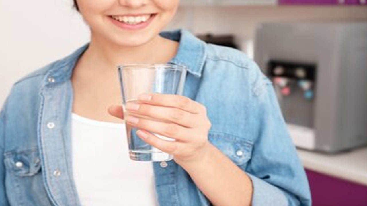  రక్తపోటు నియంత్రణ: ఉదయాన్నే నీళ్లు తాగడం వల్ల రక్త ప్రసరణ మెరుగుపడుతుంది. ఇది అధిక రక్తపోటు (High BP), మధుమేహం ఉన్నవారికి ఎంతో మేలు చేస్తుంది. పరగడుపున నీళ్లు తాగడం వల్ల మెటబాలిజం రేటు పెరుగుతుంది. ఇది శరీరంలోని అనవసర కేలరీలను కరిగించడానికి, బరువు తగ్గడానికి సహాయపడుతుంది. 