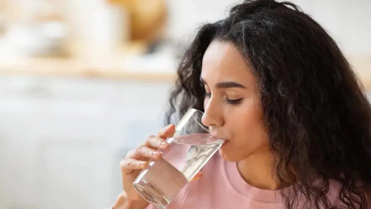 వేసవిలో కూడా మరీ ఎక్కువ చల్లటి నీరు తాగకుండా, కుండలోని నీరు లేదా సాధారణ నీరు తాగడం ఆరోగ్యానికి మంచిదని ఆరోగ్య నిపుణులు చెబుతున్నారు.. ముఖ్యంగా హైడ్రేషన్ గా ఉండేందుకు చర్యలు తీసుకోవాలని సూచిస్తున్నారు. 