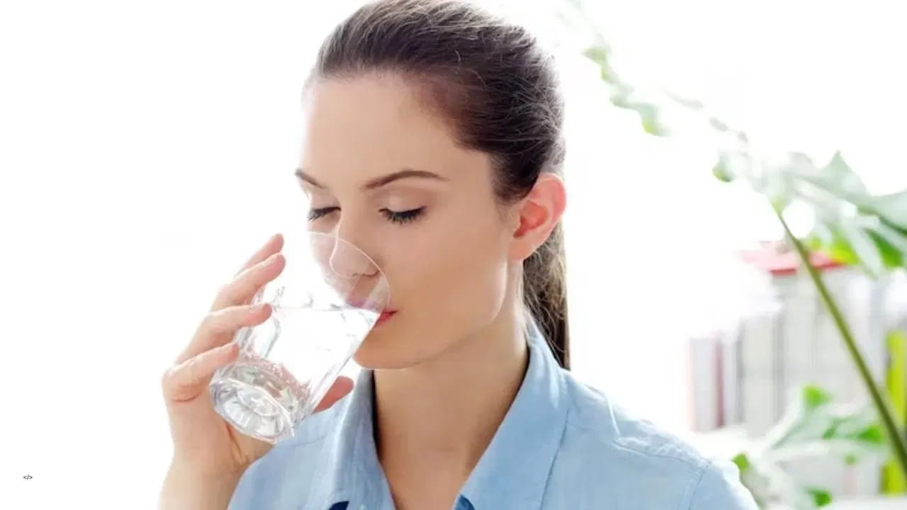 పెరిగే విషపదార్థాలు.. మలబద్ధకం సమస్య: అజీర్ణం కారణంగా శరీరంలో విషపదార్థాలు పేరుకుపోయే అవకాశం ఉంది. ఆహారం సరిగ్గా జీర్ణం కాకపోతే శరీరానికి అందాల్సిన పోషకాలు అందవు. ఇది కాలక్రమేణా తీవ్రమైన మలబద్ధకానికి దారితీస్తుందని నిపుణులు చెబుతున్నారు.
