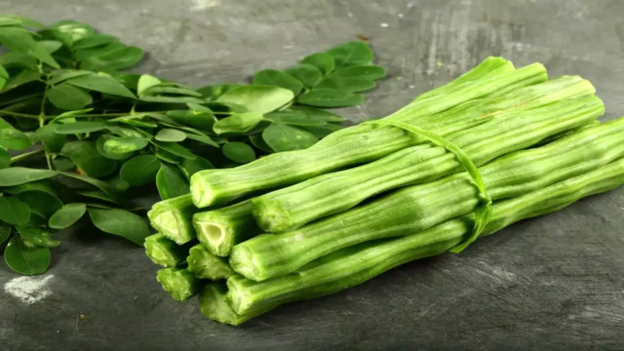 అరటి తొక్కలు : వంట గదిలో ఉండే అరటికాయలు. అయితే, ఇక్కడ మనకి కాయల కంటే అరటి తొక్కలు బాగా పనిచేస్తాయి. ఎందుకంటే, వీటిలో  పొటాషియం ఎక్కువగా ఉంటుంది.  మీరు చేయాల్సింది ఒక్కటే.. వాటిని బాగా నానబెట్టి ఆ నీటిని మొక్కలకు పోస్తే  పూలు, కాయలు కూడా వస్తాయి. 
