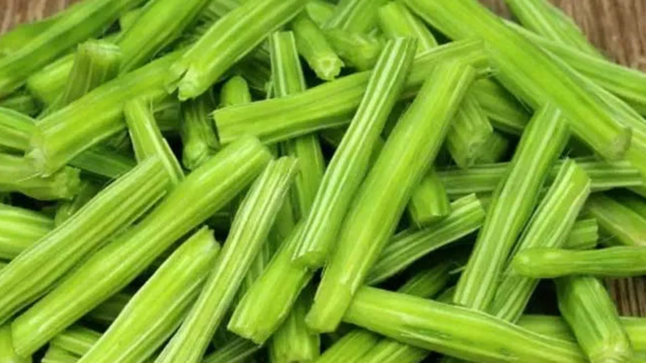 వెల్లుల్లి,  మిరపకాయ స్ప్రే : మునగ మొక్కలకు వారంలో రెండు సార్లు వెల్లుల్లి, మిరపకాయలను నూరి ఆ నీటితో  స్ప్రే చేస్తే పురుగులు మొత్తం దూరం అవుతాయి. అలాగే,  మొక్క కూడా బలంగా ఉంటుంది.  