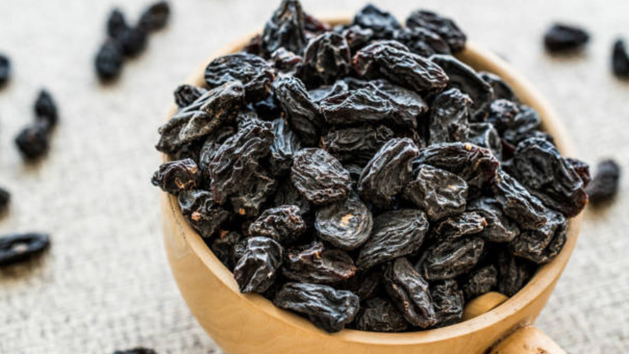 నల్ల ఎండుద్రాక్ష. ఎండుద్రాక్షలో ఇనుము, మెగ్నీషియం రెండూ మంచి పరిమాణంలో లభిస్తాయి. అందువల్ల, ఇది రక్త పరిమాణాన్ని పెంచడానికి చాలా ప్రయోజనకరంగా ఉంటుంది. అంతేకాకుండా, ఎండుద్రాక్ష శరీరం నుండి అలసటను కూడా తగ్గిస్తుంది.