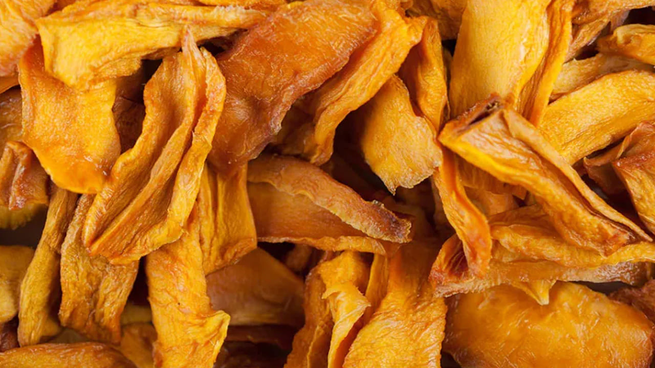 మామిడి ఒరుగులను గ్రైండ్ చేస్తే స్వచ్ఛమైన ఆమ్చూర్ పొడి (Dry Mango Powder) తయారవుతుంది. దీనిని చాట్ మసాలాల్లో వాడవచ్చు. కొందరు పిల్లలు ఈ ఉప్పు, పసుపు కలిసిన ఎండిన ముక్కలను నేరుగా తినడానికి కూడా ఇష్టపడతారు.