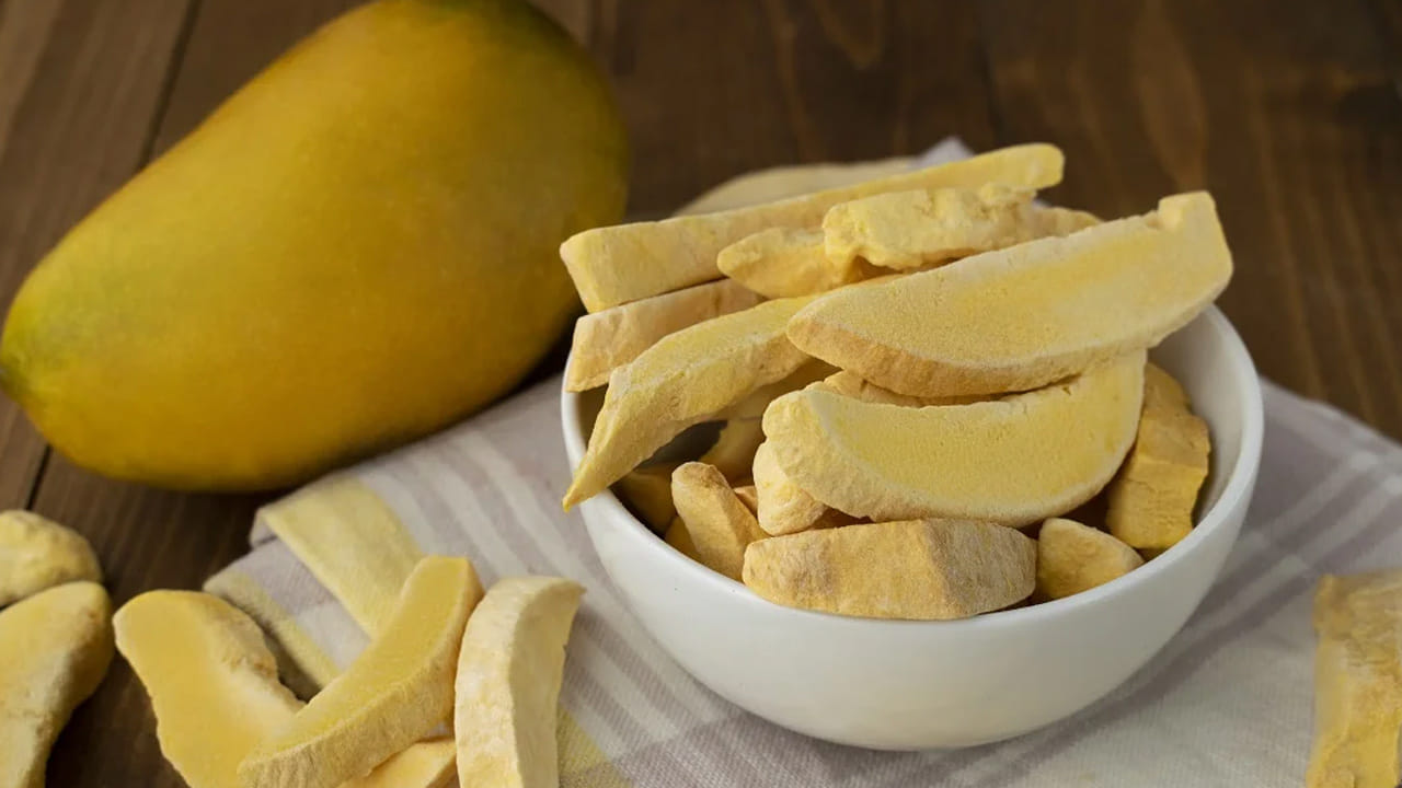 ఒక గిన్నెలో మామిడి ముక్కలను తీసుకుని, అందులో తగినంత ఉప్పు, కొంచెం పసుపు వేసి బాగా కలపాలి. ఉప్పు ముక్కలకు పట్టి నీరు ఊరుతుంది. ఈ ముక్కలను ఒక పొడి గుడ్డపై లేదా వెడల్పాటి ప్లేట్‌లో వేసి ఎండలో పెట్టాలి. ముక్కలు విడివిడిగా ఉండేలా చూసుకోవాలి. తేమ పూర్తిగా పోయి, ముక్కలు ముడుచుకుపోయి గట్టిగా అయ్యే వరకు (సుమారు 3-4 రోజులు) ఎండబెట్టాలి. పూర్తిగా ఎండిన ముక్కలను గాజు సీసాలో లేదా ప్లాస్టిక్ డబ్బాలో భద్రపరుచుకోవాలి. 