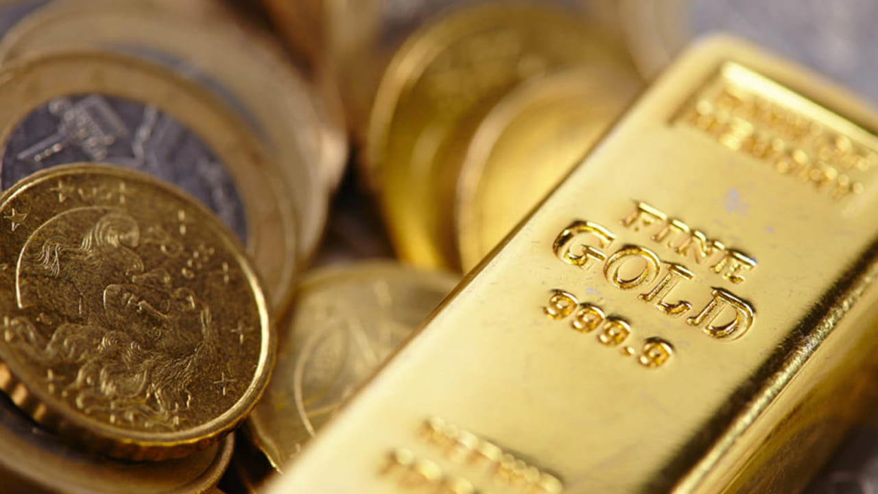  దుబాయ్‌లో హాల్‌మార్కింగ్‌ను దుబాయ్ సెంట్రల్ లాబొరేటరీ పర్యవేక్షిస్తుంది. దీనివల్ల బంగారం పేర్కొన్న స్వచ్ఛతకు తగినట్టుగానే ఉందని నిర్ధారిస్తుంది. అందువల్ల కొనుగోలు చేసేటప్పుడు హాల్‌మార్క్‌ను తప్పకుండా తనిఖీ చేయండి. మేకింగ్ ఛార్జ్ అనేది ముడి బంగారం ధరకు అదనంగా జోడించే రుసుము. ఈ ఛార్జ్ ఆభరణాలను తయారు చేయడానికి అవసరమైన శ్రమ, డిజైన్ మరియు పనితనాన్ని కవర్ చేస్తుంది. దుబాయ్ గోల్డ్ సౌక్‌లో, మేకింగ్ ఛార్జీలు సాధారణంగా బంగారం ధరలో 5% నుండి 8% వరకు ఉంటాయి. దాగి ఉన్న ఖర్చులను నివారించడానికి, అధికంగా చెల్లించకుండా ఉండటానికి మేకింగ్ ఛార్జ్‌ను జాగ్రత్తగా అర్థం చేసుకోండి.