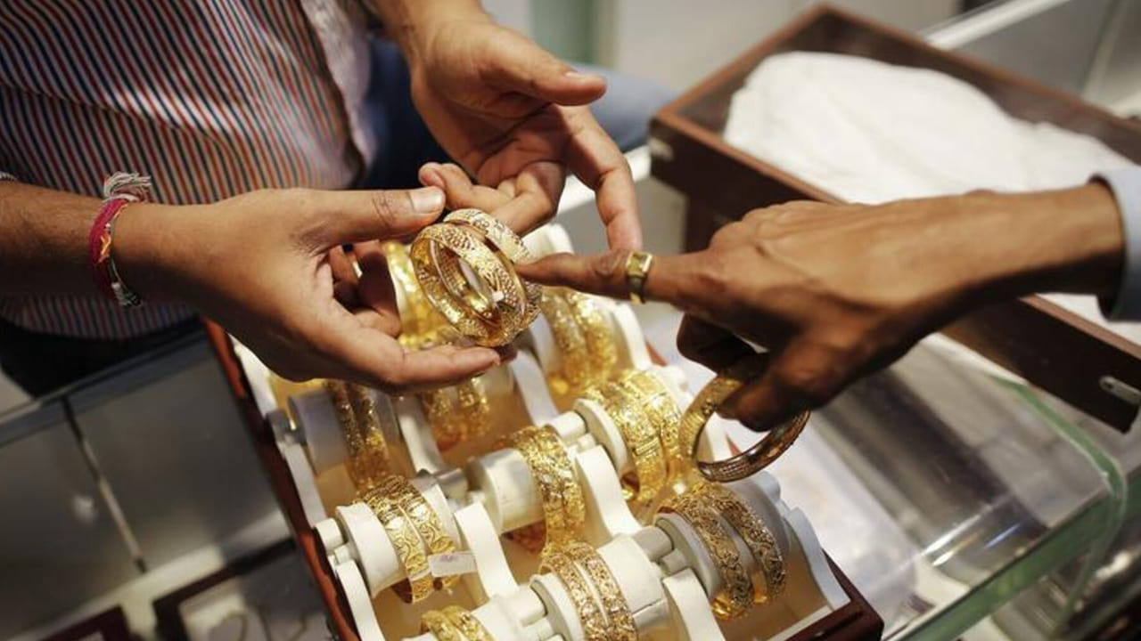  చాలా తక్కువ ధరలకు బంగారం కొనాలనే ప్రలోభానికి లోనవడం ప్రమాదకరం. దుబాయ్‌లో బంగారం ధరలు కఠినంగా నియంత్రిస్తారు. అంతర్జాతీయ మార్కెట్ రేట్ల ఆధారంగా బంగారం కనీస ధరను ప్రతిరోజూ నిర్ణయిస్తారు. ఒకవేళ దుకాణదారుడు రోజువారీ రేటు కంటే గణనీయంగా తక్కువ ధర చెబుతుంటే దానిని ఒక పెద్ద ప్రమాద సూచనగా పరిగణించండి. ఇది సాధారణంగా తక్కువ స్వచ్ఛత గల లేదా నకిలీ బంగారం విషయంలో జరుగుతుంది.  అందుకే తక్కువ ధరలకు మోసపోకండి.