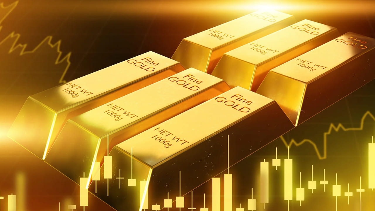  మీ దేశంలోకి బంగారం కొనుగోలు చేసి తీసుకువచ్చేటప్పుడు కస్టమ్స్ నిబంధనలను పాటించడం చాలా ముఖ్యం. భారతదేశంలో బంగారం దిగుమతులకు సంబంధించి కఠినమైన నిబంధనలు ఉన్నాయి. నివేదికల ప్రకారం, పురుష ప్రయాణికులు 20 గ్రాముల వరకు, మహిళా ప్రయాణికులు 40 గ్రాముల వరకు బంగారాన్ని సుంకం లేకుండా తీసుకురావచ్చు. అంతకంటే ఎక్కువ మొత్తానికి పన్ను వర్తిస్తుంది. తప్పనిసరిగా నివేదించాల్సి ఉంటుంది. ఈ నిబంధనలను పాటించడంలో విఫలమైతే భారీ జరిమానాలు లేదా బంగారాన్ని జప్తు చేసే ప్రమాదం కూడా ఉంది.