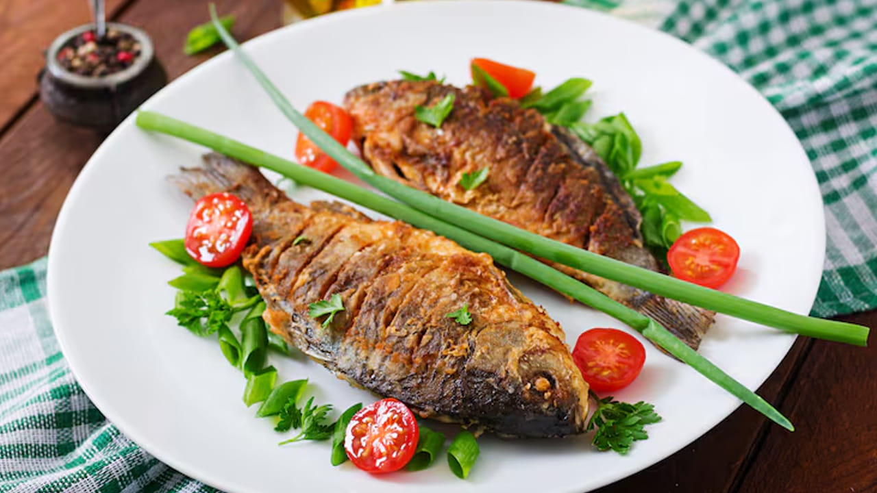 కంటి చూపు మెరుగుపడుతుంది: చేప తలలో విటమిన్ ఏ (Vitamin A) సమృద్ధిగా ఉంటుంది. ఇది రేచీకటిని నివారించడమే కాకుండా, కంటి చూపును స్పష్టంగా ఉంచుతుంది. కంప్యూటర్లు, ఫోన్ల ముందు ఎక్కువ సమయం గడిపేవారికి ఇది సహజమైన రక్షణను ఇస్తుంది.