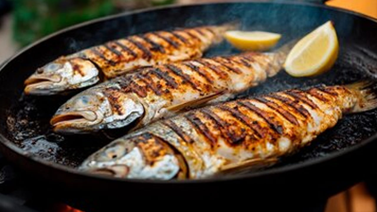 చర్మం, జుట్టు ఆరోగ్యం: చేప తలలోని ప్రోటీన్లు, విటమిన్లు జుట్టు కుదుళ్లను బలోపేతం చేసి జుట్టు రాలడాన్ని తగ్గిస్తాయి. అలాగే చర్మాన్ని ముడతలు పడకుండా కాపాడి యవ్వనంగా ఉంచుతాయి. కాబట్టి, తదుపరిసారి చేపలు వండుకున్నప్పుడు చేప తలను పక్కన పెట్టకుండా ఆహారంలో భాగంగా చేసుకోండి. అయితే, చేపలు తాజాగా ఉన్నాయో లేదో చూసుకోవడం, సరిగ్గా ఉడికించడం ముఖ్యం.