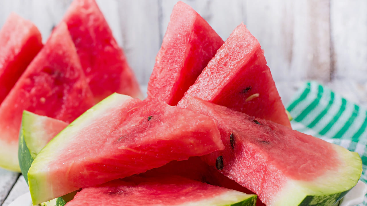 నిపుణులు ఏమంటున్నారు?: అపోలో స్పెక్ట్రా హాస్పిటల్ నిపుణులు డాక్టర్ రోహిత్ శర్మ అభిప్రాయం ప్రకారం.. పుచ్చకాయను ఖాళీ కడుపుతో తినడం అందరికీ మంచిది కాదు. ముఖ్యంగా జీర్ణశక్తి తక్కువగా ఉన్నవారు దీనివల్ల విరేచనాల బారిన పడే ప్రమాదం ఉంది. 
