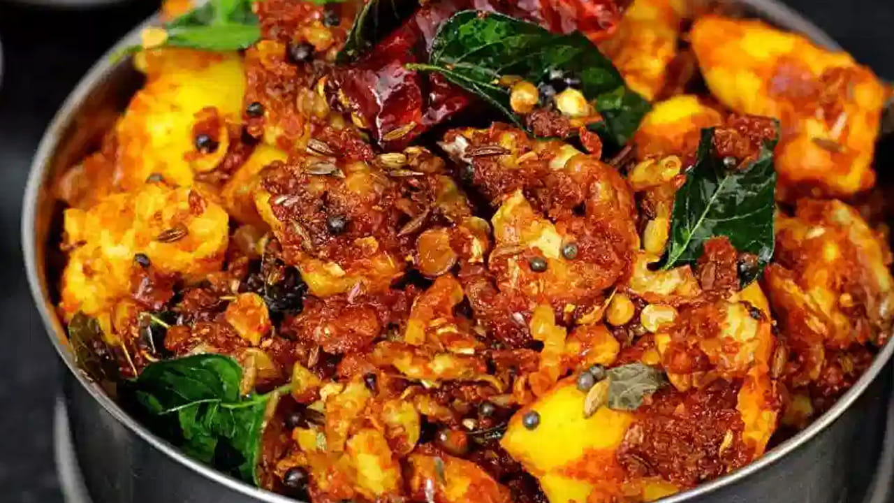 పాన్‌లో రెండు టేబుల్ స్పూన్స్ నూనె, దానిలో గుడ్లు బ్రేక్ చేసి దానిలో వేయాలి. మళ్లీ అదే పాన్‌లో ఆయిల్ వేసి ఆవాలు, అర టేబుల్ స్పూన్  మినప్పప్పు, కొద్దిగా సెనగపప్పు కూడా  వేయాలి