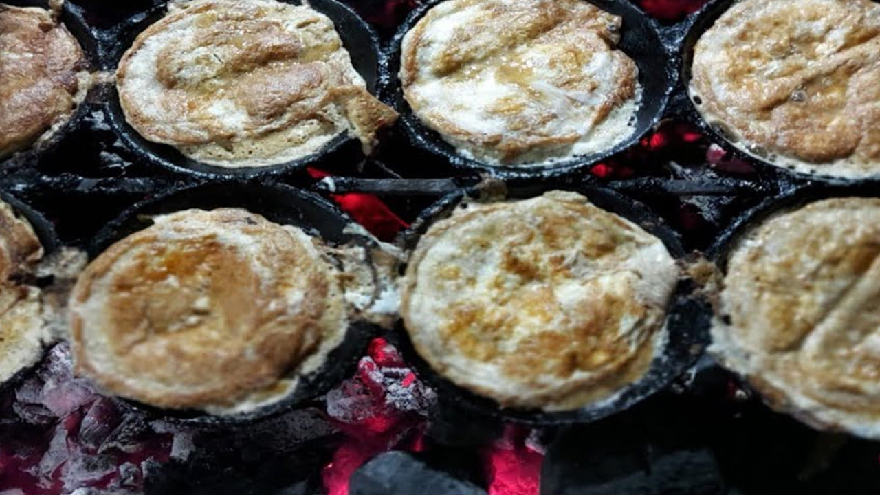 
వీటిని కూడా ఎగ్ తోనే చేస్తారు. కాకపోతే గుంతల ఉన్న పాన్‌లో తయారు చేస్తారు. రాయలసీమ స్పెషల్.. గుంత ఆమ్లెట్ కు కావాల్సిన పదార్దాలు, తయారీ విధానం గురించి ఇక్కడ చూద్దాం.. 