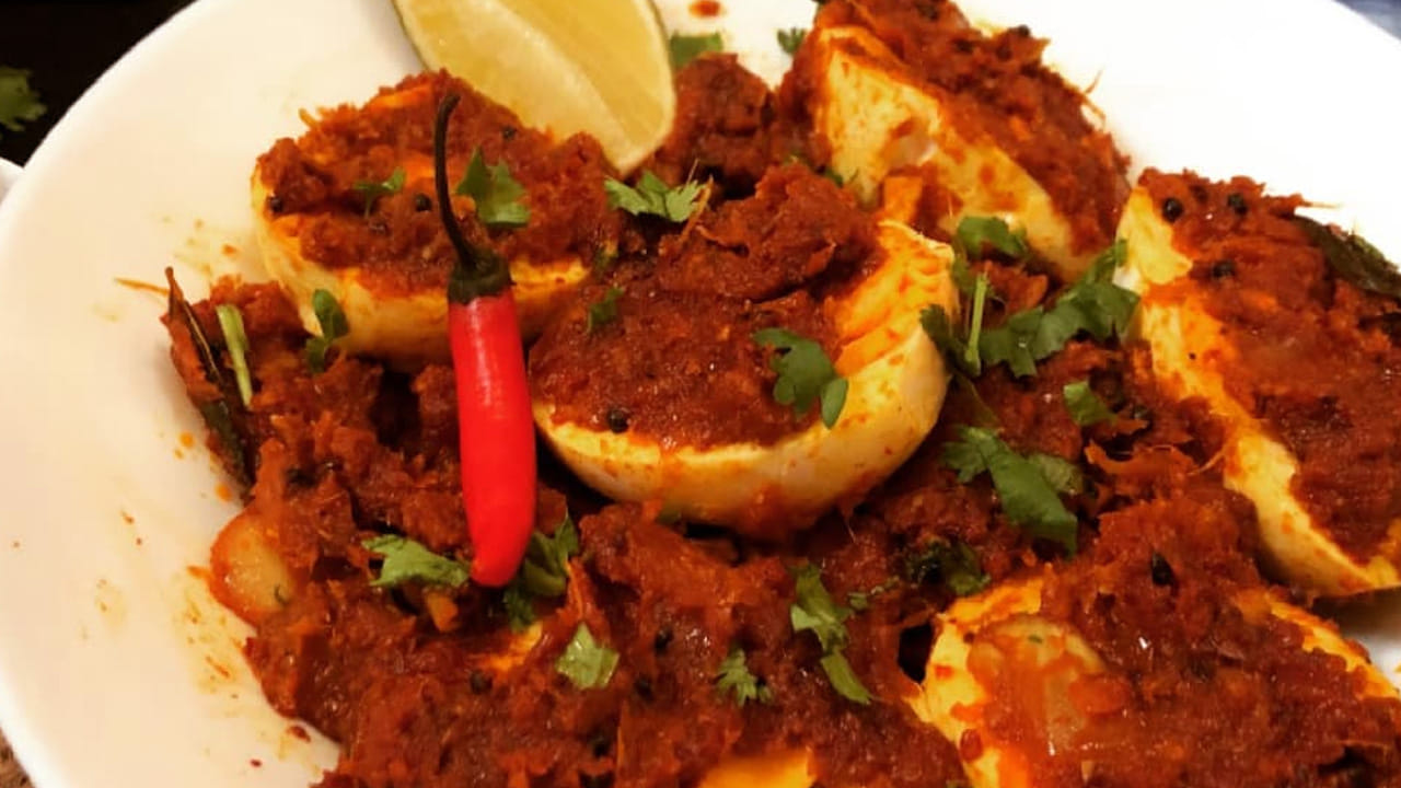 ఆ తర్వాత దానిలో కట్ చేసిన ఉల్లిపాయ ముక్కలు , నాలుగు పచ్చిమిర్చి, కరివేపాకు ఆకులు వేసి బాగా వేయించాలి. ఆ తరువాత ఉడికించిన అన్నాన్ని దానిలో వేసి కలపాలి.
