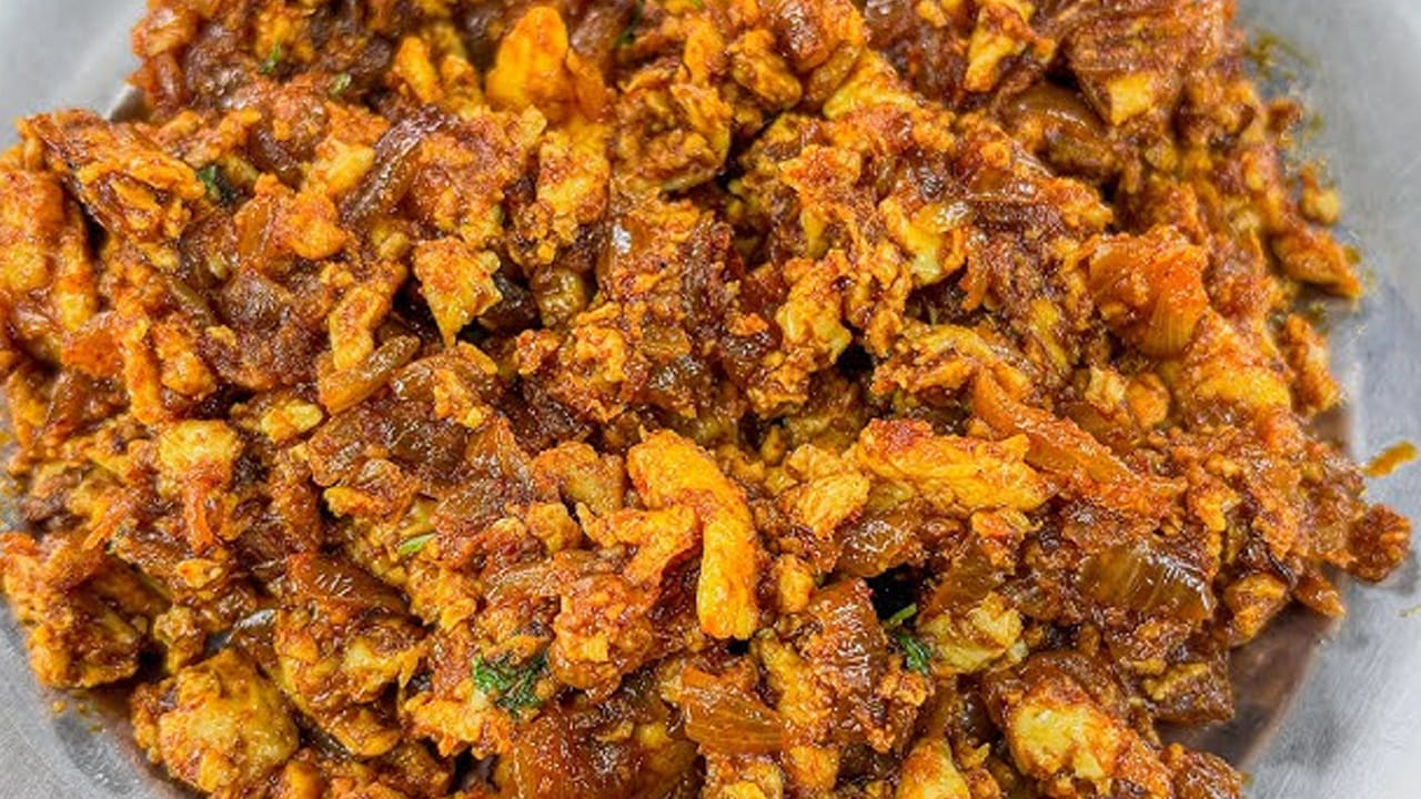 
చివర్లో రెండు టేబుల్ స్పూన్స్ దానిలో వేసి కారం వేసి దానిలో మిక్స్ అయ్యేలా కలపాలి. ఇంకా దీనిని నెయ్యితో  తింటే టేస్ట్  అదిరిపోతుంది. మీరు కూడా మీ ఇంట్లో ట్రై చేయండి.
