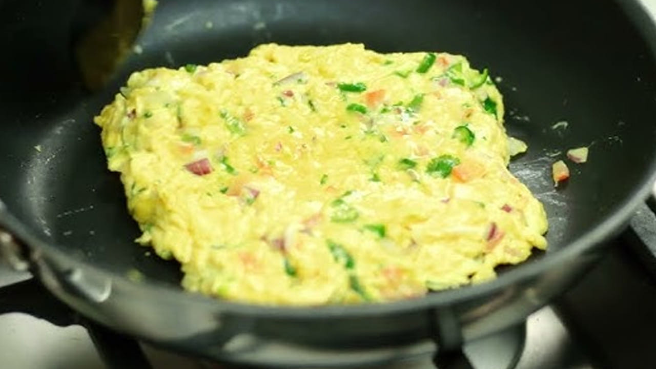 దీనికి కావాల్సిన పదార్దాలు : గుడ్లు, ఒక టేబుల్ స్పూన్ పచ్చిమిర్చి కారం, కట్ ఉల్లిపాయ ముక్కలు, మసాలాలు , రెండు టేబుల్ స్పూన్ నిమ్మరసం, ఉప్పు, నూనెను కూడా తీసుకోవాలి.  
