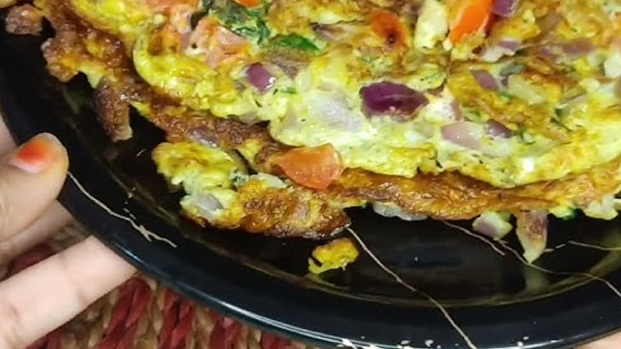 
ఈ  గుంత ఆమ్లెట్ ఫుడ్ ధర కూడా చాలా తక్కువగా ఉంటుంది. ఇది రూ.15 వరకు ఉంటుంది అంతే. ఇది ఎక్కువగా ఎక్కడ దొరుకుతుందంటే ..  అనంతపురం, తిరుపతి వంటి  ఏరియాల్లో  సాయంత్రం పూట బాగా దొరుకుతుంది.