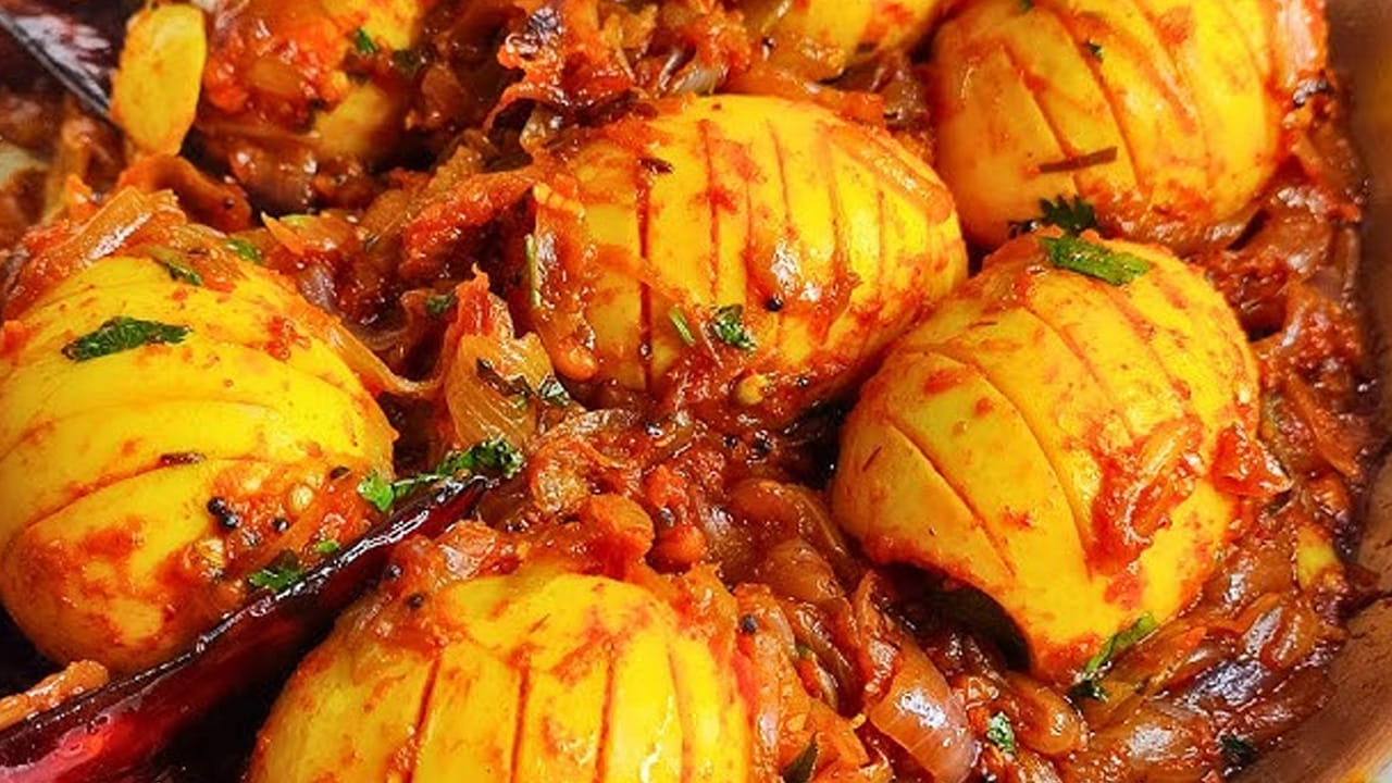 ముందుగా కోడిగుడ్లను బాగా ఉడికించాలి: ముందుగా ఎగ్స్ తీసుకుని బాగా ఉడకబెట్టి, వాటికీ  కొద్దిగా పసుపు, రుచికి తగినంత ఉప్పు, ఒక టేబుల్ స్పూన్ అల్లం వెల్లుల్లి పేస్ట్ వేసి కుక్కర్‌లో ఉడికించుకోవాలి.
