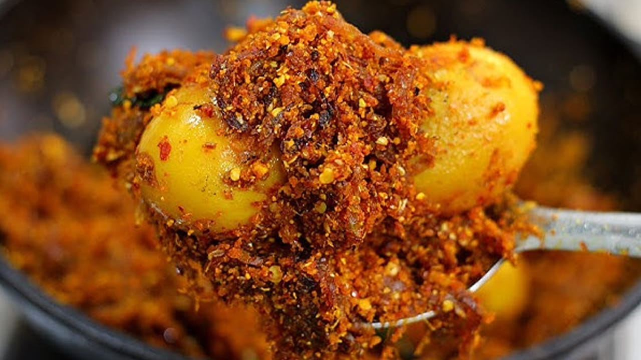 ఇప్పుడు వెల్లుల్లి కారం పేస్ట్ వేసుకోవాలి: మిక్సీ  గిన్నె తీసుకుని దానిలో 10 వెల్లుల్లి రెబ్బలు, ఎండుమిర్చి, ధనియాల పొడి, ఇంకా కొద్దిగా జీలకర్ర, రుచికి తగినంత ఉప్పు వేసి వాటిని పొడి లాగా చేసుకోవాలి.
