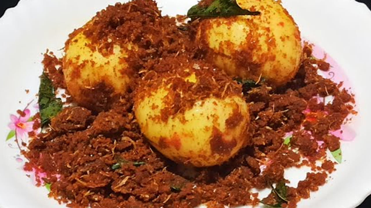 ఇప్పుడు పాన్‌ తీసుకుని దానిలో నూనె వేసి అది వేడయ్యాక పోపు గింజలు, కరివేపాకు వేసి వేయించాలి. ఆ తర్వాత  ముందుగా ఉడికించిన గుడ్లను పాన్‌లో వేసి బాగా వేయించాలి.